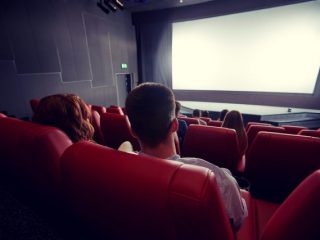 コロナ前後で映画館で映画を観る人が激減？映画館で映画を観る方がいい理由は？