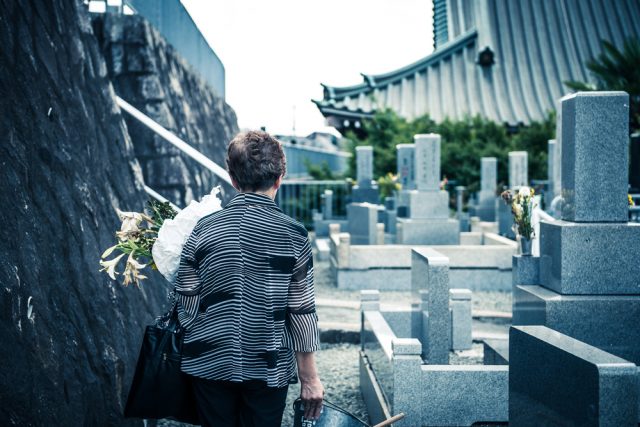 高齢の親が墓地の購入を検討。子ども世代は維持するのにどれくらい費用がかかる？