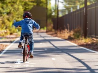 子どもが自転車に乗るようになったら検討したい「個人賠償責任保険」。もしも加害者側になったらどんな費用が発生する？