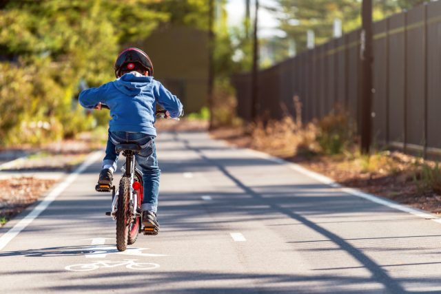 子どもが自転車に乗るようになったら検討したい「個人賠償責任保険」。もしも加害者側になったらどんな費用が発生する？