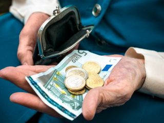 老後は年金だけで暮らせる？ 資金が足りない場合の対処法