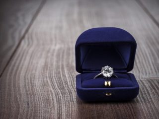 母の遺品の婚約指輪を弟の妻に形見分け。相続税の申告は必要？