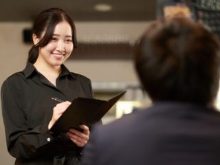 非正規雇用で働く女性の実態。平均年収や経済的・時間的ゆとりの有無は？