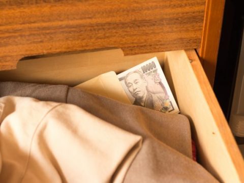 母の遺品整理をしていたらタンスの中から現金50万円が。相続税の修正を行う必要はある？