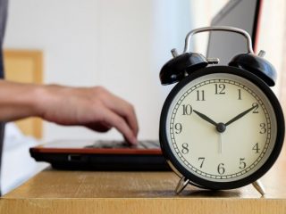 仕事中に眠気が…居眠りは減給や処分の対象になる？