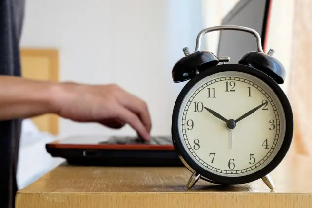 仕事中に眠気が…居眠りは減給や処分の対象になる？