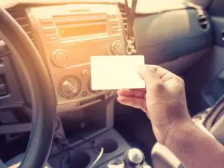 老後に運転免許証を自主返納。返納によって受けられるサポートや特典はある？