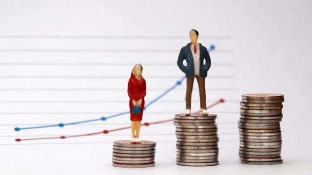 男女の最高月収の賃金格差は約15万円！ 55歳以降の下落幅は男性のほうが極端な理由とは？