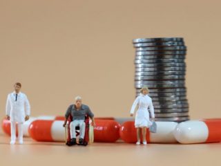 公的年金を繰り下げて多く受給すると、医療費の自己負担が増加するって本当？