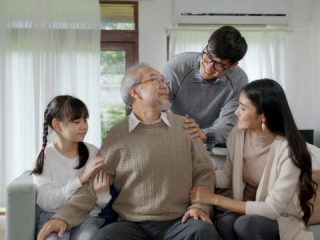 「介護で仕事が困難」介護休業給付はいくらもらえる？「対象外」になるのはどんな場合？