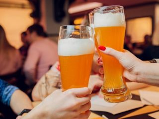 1回の飲み代で7000円以上は飲みすぎ！？ 20歳から60歳までの「通算飲酒コスト」とは