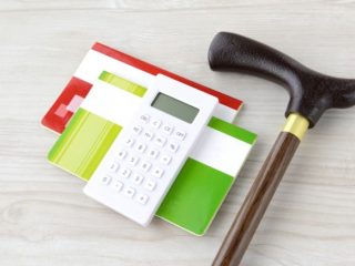 要介護状態の準備をしている人は約5割。現役時代にできる準備と必要なお金の目安とは