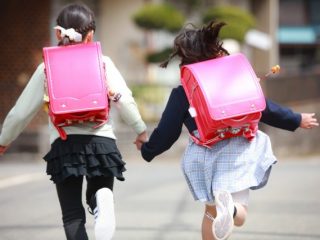 年収300万です。子どもを私立小学校に通わせたいのですが、国からの補助を受けることはできますか？