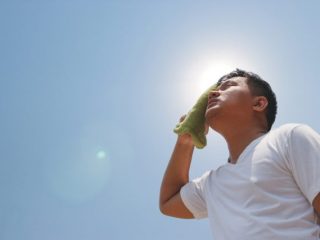 熱中症予防の「予算」はどのくらい？ 水道代やエアコンを使用した電気代の、夏場の費用の目安