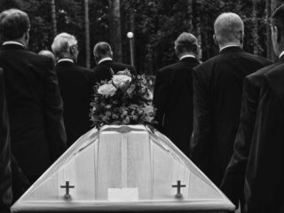 【シンプルなお葬式】「直葬」の内容や費用を解説！通常のお葬式と比べて費用はどれだけ抑えられるの？