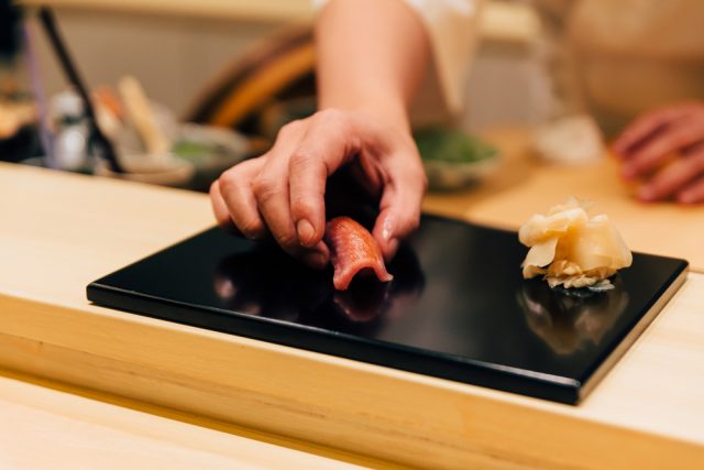 【食いねぇ！】寿司職人は1人立ちまで何年かかる？ 年収はいくら？