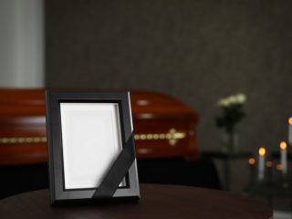 【コロナ禍のお葬式】家族葬が55.7%で最多。お葬式にかかった費用・お布施の相場も公開！