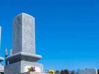 お墓の費用は平均「158万円」!? 購入費や管理費はどのくらいかかる？人気のお墓についても解説！