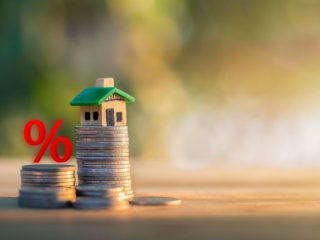 住宅ローンの変動金利 vs 固定金利。今、組むならどっちを選ぶのが有利？