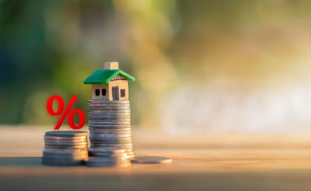 住宅ローンの変動金利 vs 固定金利。今、組むならどっちを選ぶのが有利？