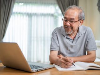 【年金だけじゃ足りない!?】60代前半の「7割」が年金ではなく仕事で収入を得ている現状を「国民年金」の重要性とともに解説！