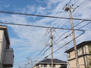 【1本1870円!?】土地に「電柱」があったら「電柱敷地料」をもらえるって本当？