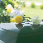 健康保険から「葬儀費用」が出るって本当？「埋葬費」の申請手続きを解説！
