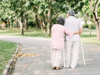 年金だけで暮らせないとき「年金生活者支援給付金」と「生活保護」どちらを受けるべき？併用はできる？