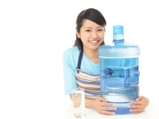 家庭の飲用水「ペットボトル」と「ウォーターサーバー」どっちがお得？