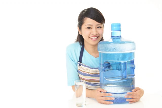 家庭の飲用水「ペットボトル」と「ウォーターサーバー」どっちがお得？