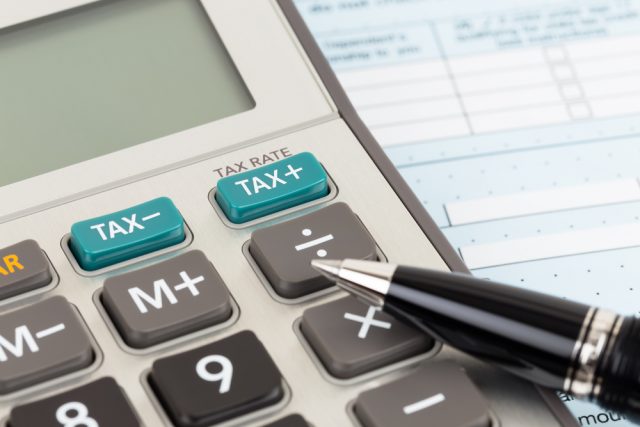 会社員が定年までに支払う税金の総額は？ 直接税と間接税の違いも確認しよう！