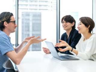 英語力が年収「100万円」の差に!?英会話力が高いと年収が高くなるかも？