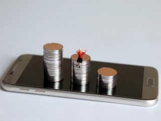 携帯電話の利用料金。平均はいくらくらい？ 節約する方法は？