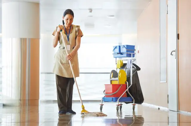 定年後に清掃員として勤務すると年収どのくらいになる？