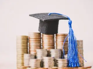 親が高年収だけど大学の学費を出してくれない…「奨学金」は利用できる？