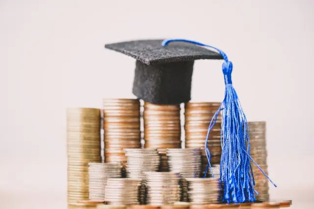 親が高年収だけど大学の学費を出してくれない…「奨学金」は利用できる？