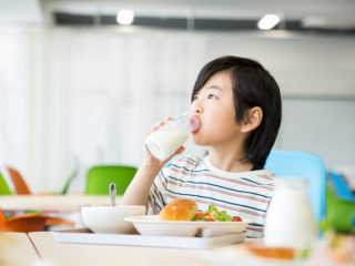 学校給食は全国平均でいくらくらい？ 無償化の自治体があるって本当？