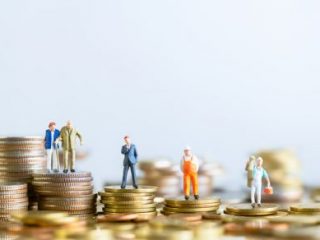 民間の個人年金保険は老後の生活を豊かにできる？ 定額年金と変額年金について