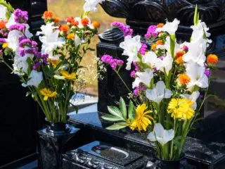 お墓参りや仏壇のお花はどこで買うのが安い？ 花の種類と長持ちさせる方法は？