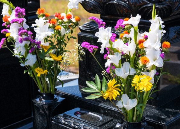 お墓参りや仏壇のお花はどこで買うのが安い 花の種類と長持ちさせる方法は ファイナンシャルフィールド