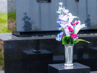 大切な人が亡くなって1年。葬式、墓、一周忌……1年でいくらくらいかかる？