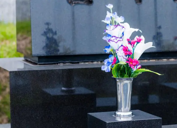大切な人が亡くなって1年。葬式、墓、一周忌……1年でいくらくらいかかる？
