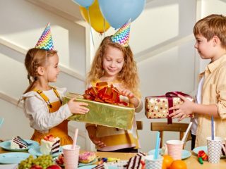 子どもの誕生日プレゼント、みんなの予算はいくら？人気のアイテムや、人からもらって困ったプレゼントもチェック