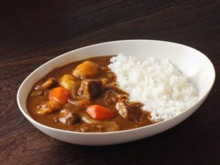 カレーが好きな人は9割以上！カレールウに1年でいくらかけてるの？