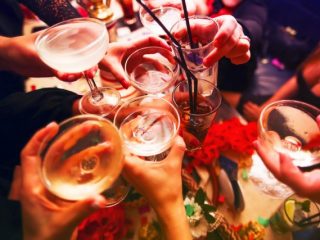 「社内の飲み会が多い」は昭和的!? みんな交際費にいくらかけているの？