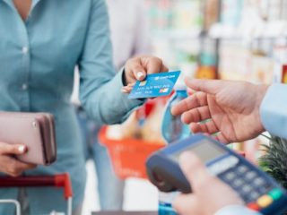 日本でクレジットカードを決済に使っているのはどのくらい？毎月いくら使ってるの？