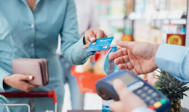 日本でクレジットカードを決済に使っているのはどのくらい？毎月いくら使ってるの？