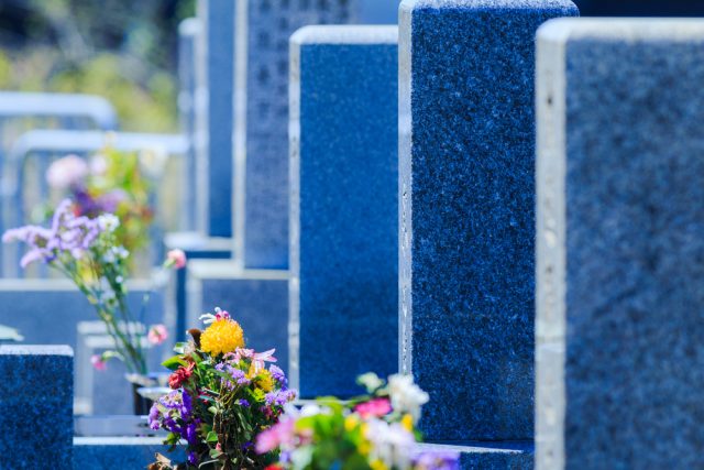お墓は石の種類やデザインがいろいろ。すてきなお墓にするのにいくらかかる？