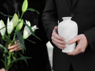 妻が先に亡くなったら、夫は遺族年金はもらえる？ 金額や条件の詳細は？