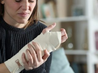 アルバイトでも「傷病手当金」は受け取れる？有給休暇は利用できるの？